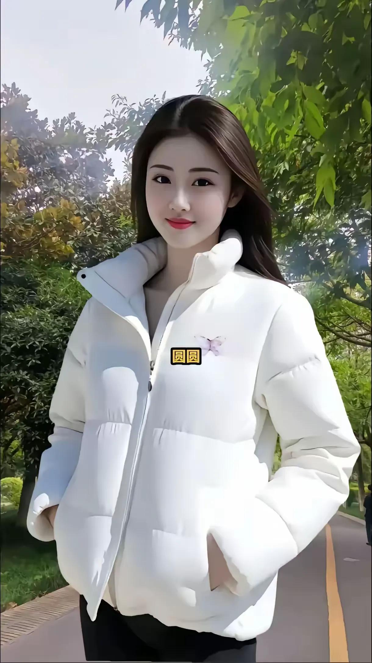 亭亭玉立正二八，
肤白貌美人人夸。
似笑非笑含情目，
两弯柳叶眉如画。
天生丽质
