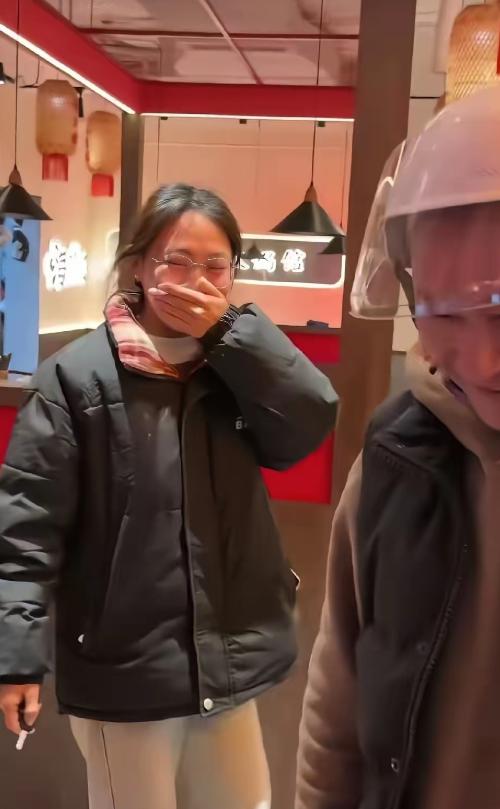 格局打开了！四川，一女子在火锅店打工，发现电瓶车被偷了，就发了个朋友圈吐槽：“贼