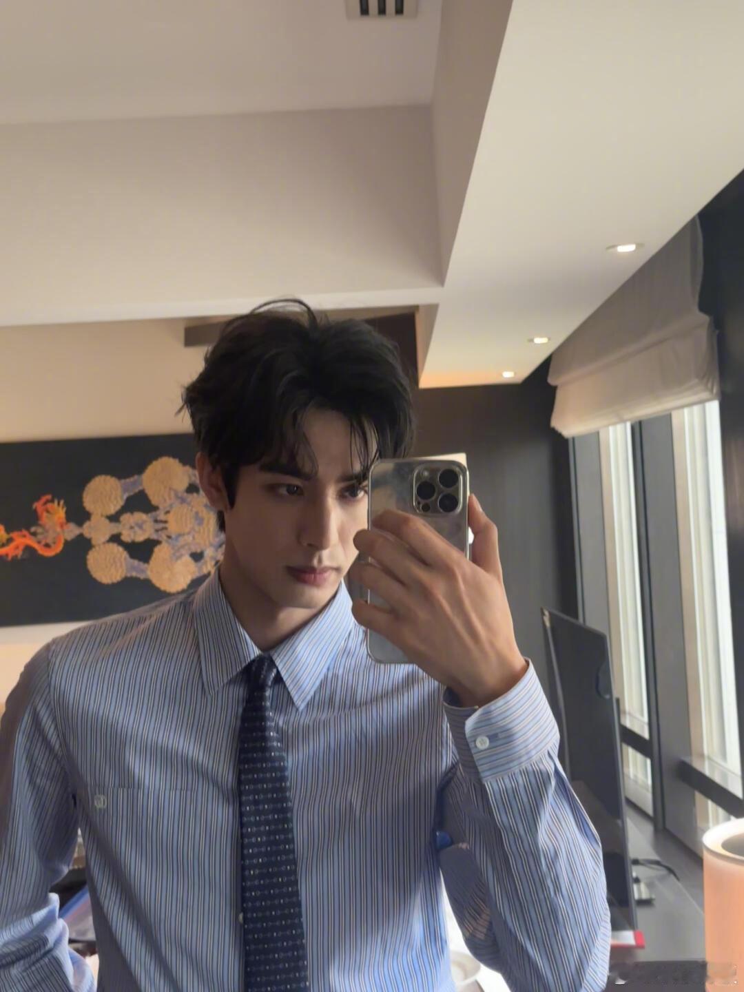 宋威龙对镜自拍最严厉的父亲 宋威龙今日发plog再晒对镜自拍！黑连帽衫造型松弛感