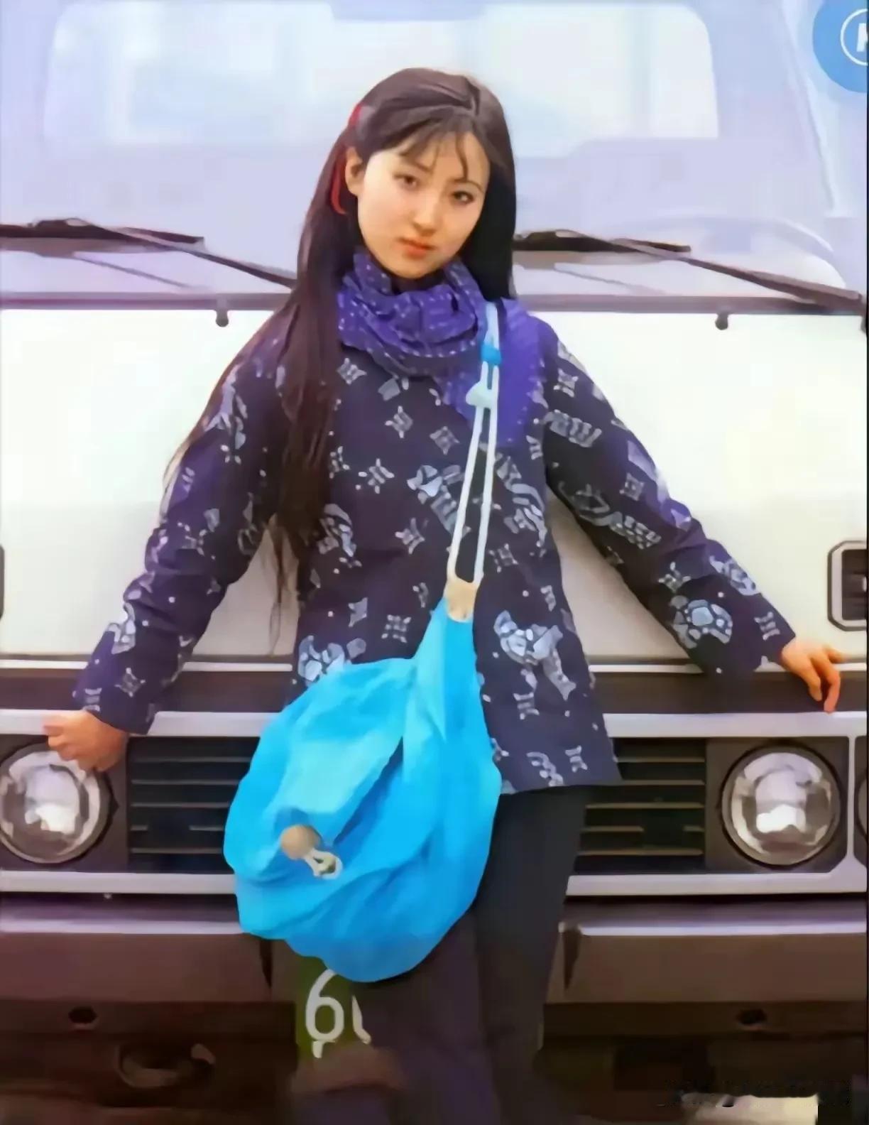 照片中的女子我见犹怜，令人有一种想将她拥入怀里的冲动。
无论是古装还是现代装，她
