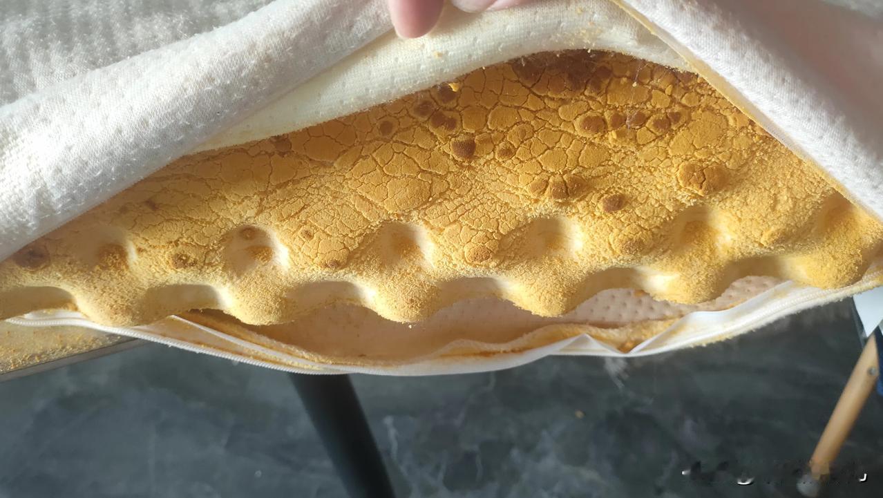 乳胶枕买的时候告我能用20年，
这两个乳胶枕是2018年去四川的时候买的，800
