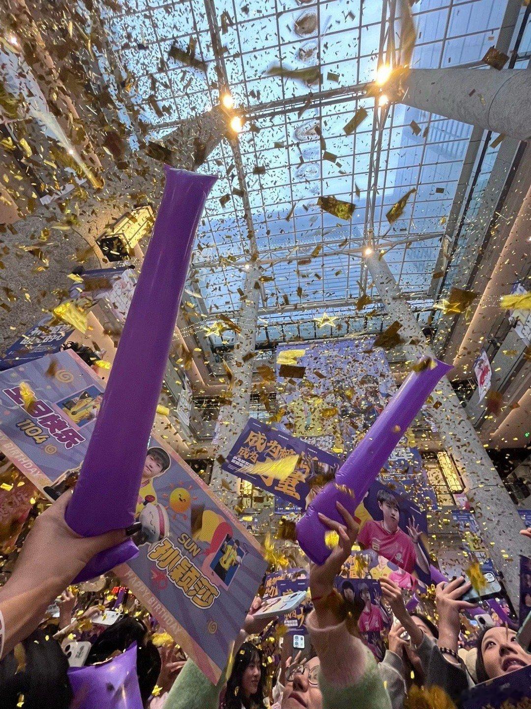 孙颖莎生日孙颖莎 25岁的荣光与热爱，在球拍挥动中继续闪耀！每一块奖牌都刻着坚持