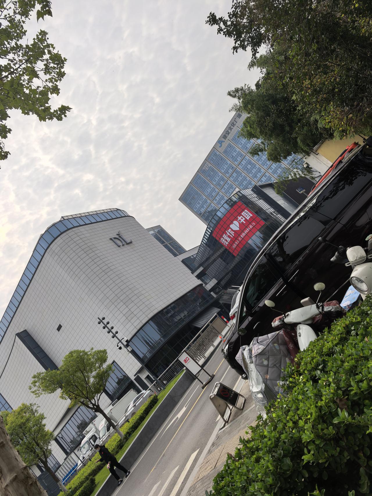 去许昌胖东来天使城转了一圈，进停车场排队，地下转了一圈硬是没找到车位又转到外边找