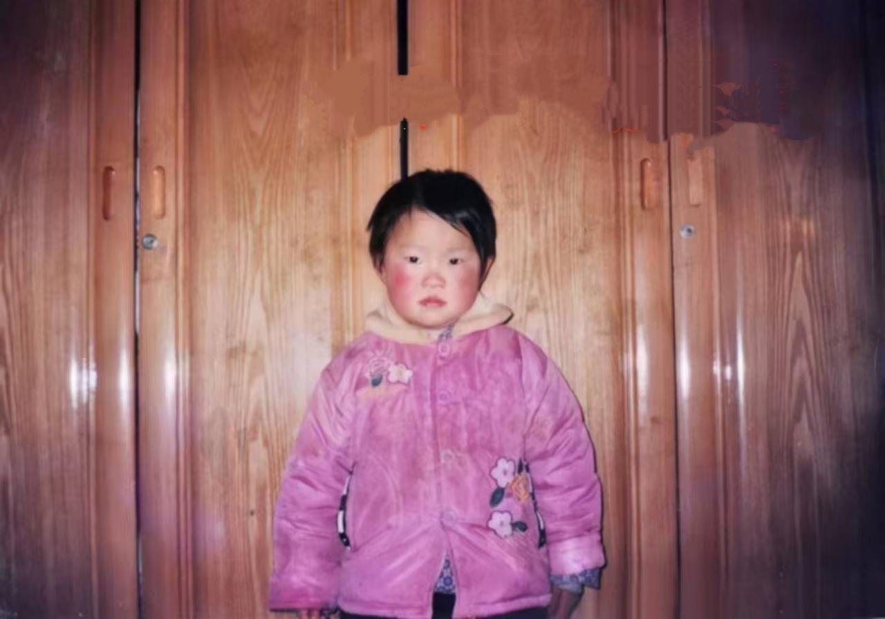 杨辰君（杨雪）：女，小名妞妞。2000年1月1日出生，左腿内侧和脑后都有疤痕。