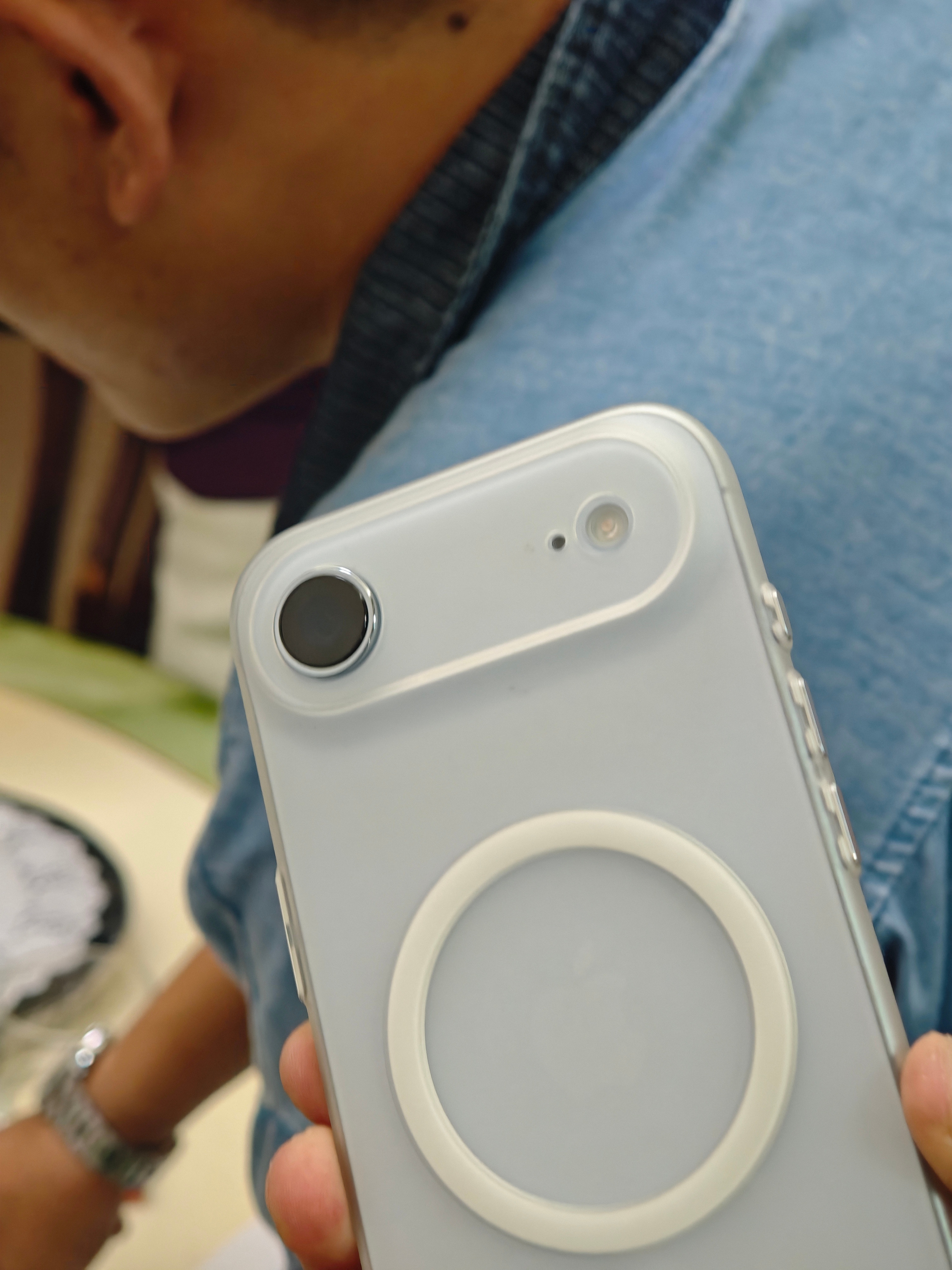 我身边见过的把iPhone air当主力机用第一人，待我问问他是为什么？不会真信