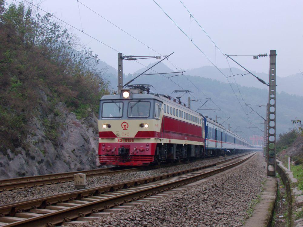2011年1月拍到SS7C0156机车（韶山7C型电力机车156号车）牵引重庆到