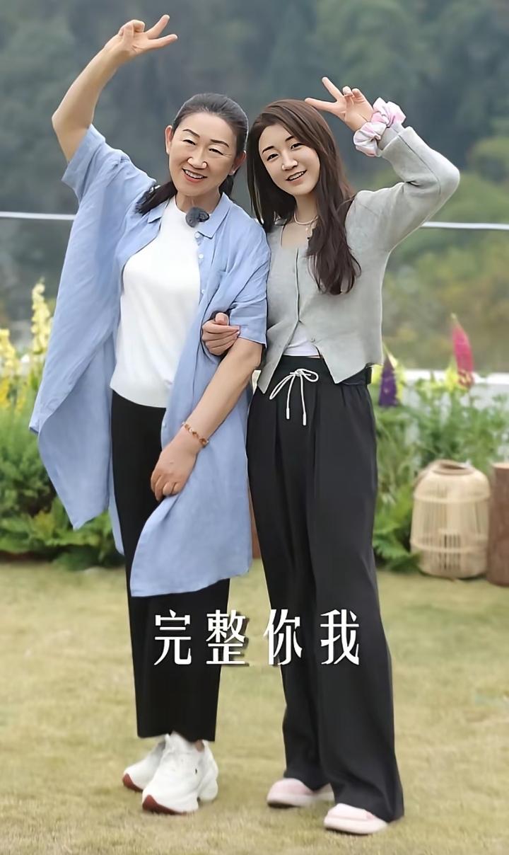 陈梦妈妈逄敏完全是冻龄大美女！身材苗条纤细，一双大长腿又直又匀称，气质优雅大方，