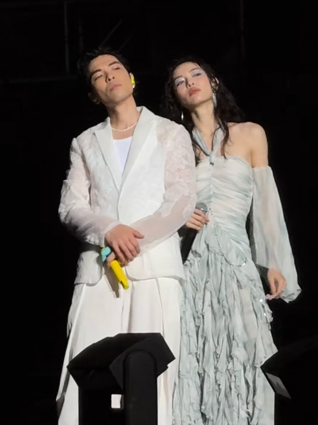 萧敬腾 钟楚曦同台，一模一样！ ​​​