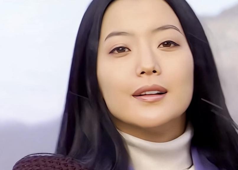 男人意外的发现 
从未见过自己容貌
双目失明的盲人女友在消失三年后 ，如今不仅成