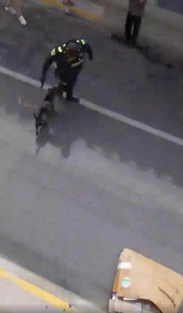哥伦比亚安蒂奥基亚省里奥内格罗市发生的一起引发广泛关注的事件：一名警察在街头执勤