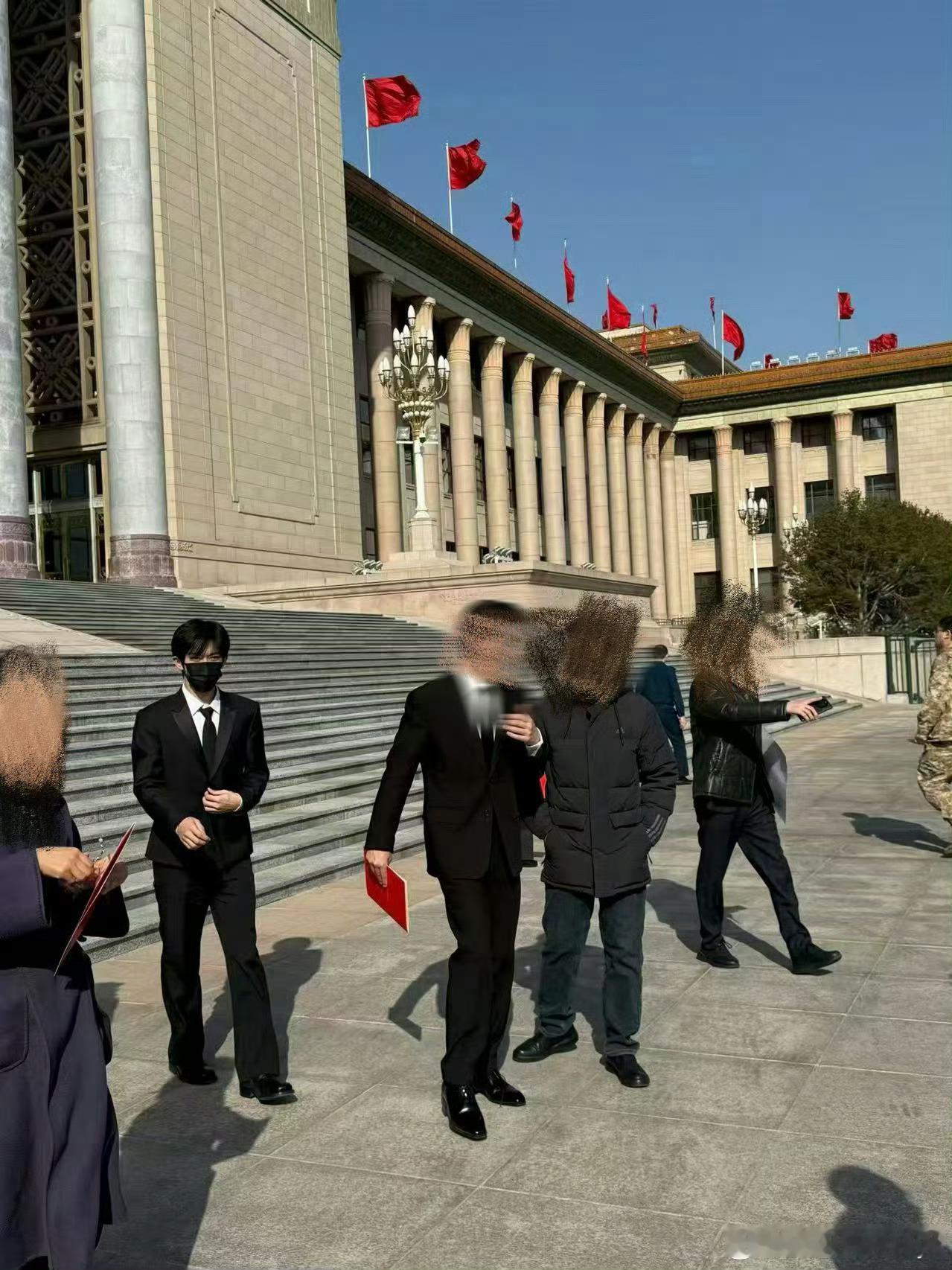 人民大会堂偶遇易烊千玺2026年情人节当天，易烊千玺以黑色正装造型亮相人民大会堂
