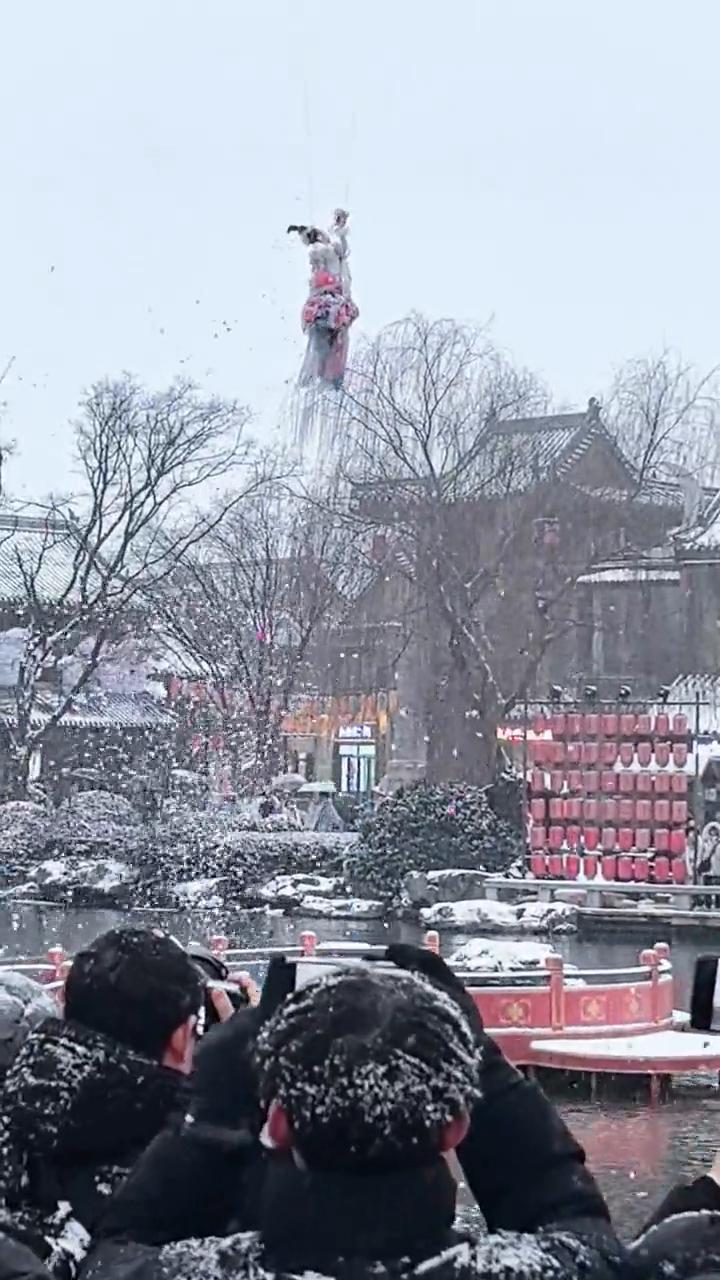大寒节气迎雪上演天女散花，给出的不仅是惊艳刺激。
洛阳洛邑古城大雪中上演天女散花