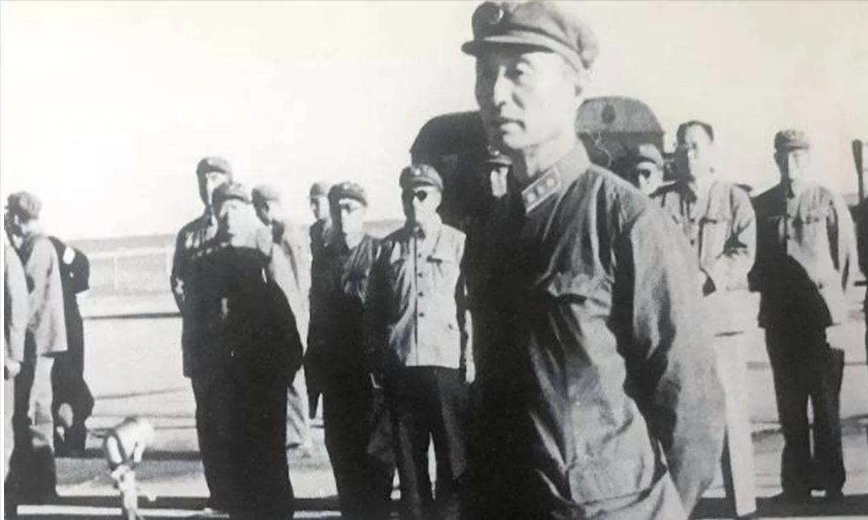 1980年代初，张爱萍将军到西北戈壁某试验基地视察。车队刚进驻地，他没急着听汇报