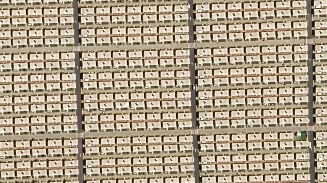 卫星照片显示，在沙特阿拉伯西北部，为在新城（Neom）工作的工人建造了许多居民区