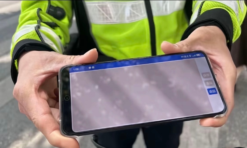 怎么每次看前面根本没有👮，怎么突然冒出来好几个啊？不想过去，更不敢掉头就跑[允