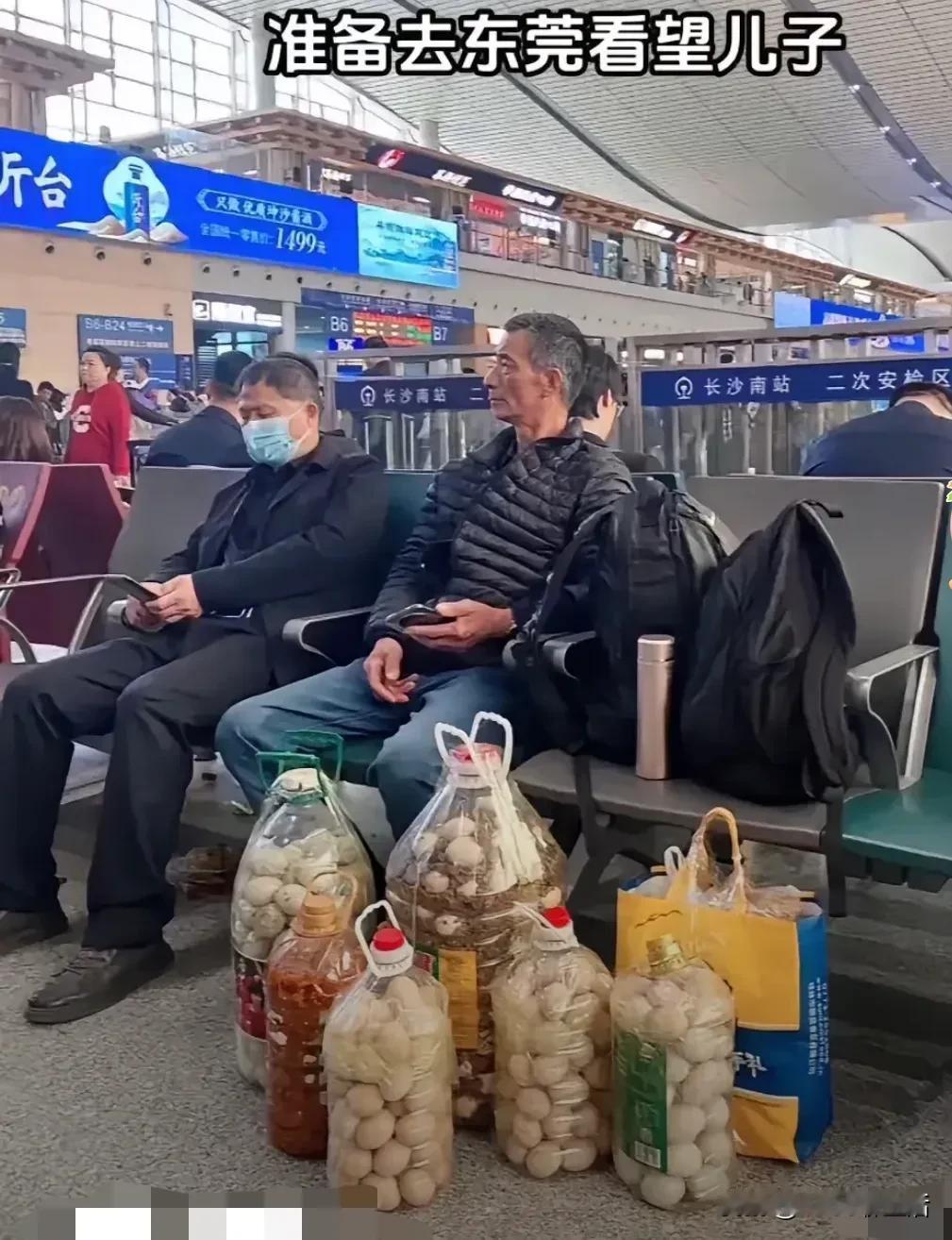 太佩服了
大叔提着自家土特产，去探望外地工作的儿子，在候车室等车的时候，大家都被