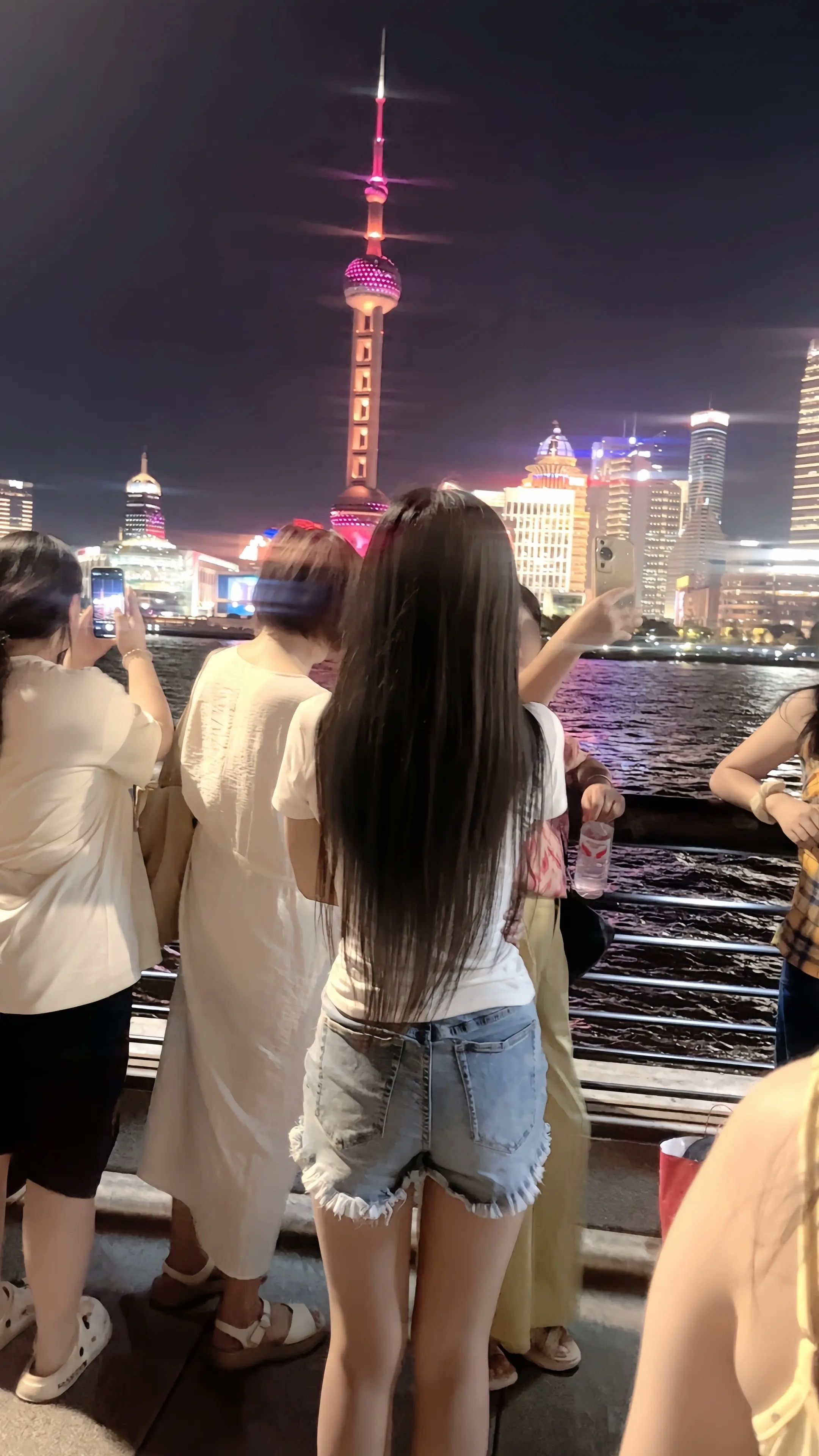 完美身材背影杀小蛮腰扭起来大长腿紧身牛仔裤