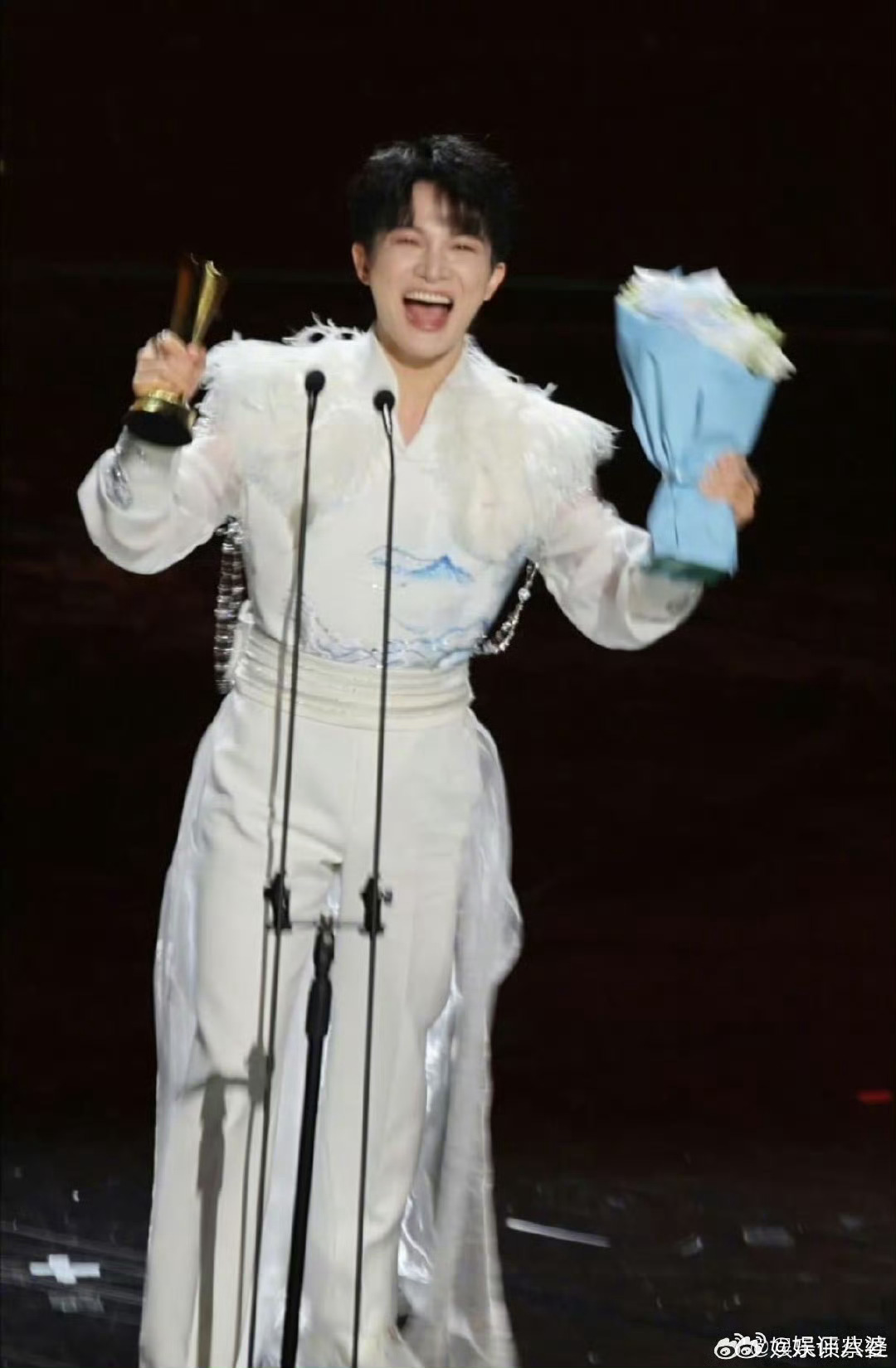 周深鞠躬送马东下台谁看了不夸一句周深太有礼貌!马东老师准备下台，他连着好几个深深