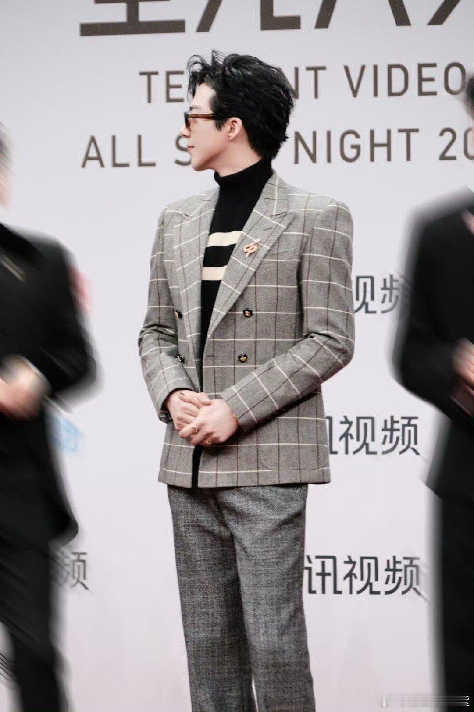 刘宇宁 190满分男这又是谁家的190满分男！！下午刚走完“鬼怪”神级红毯现场，