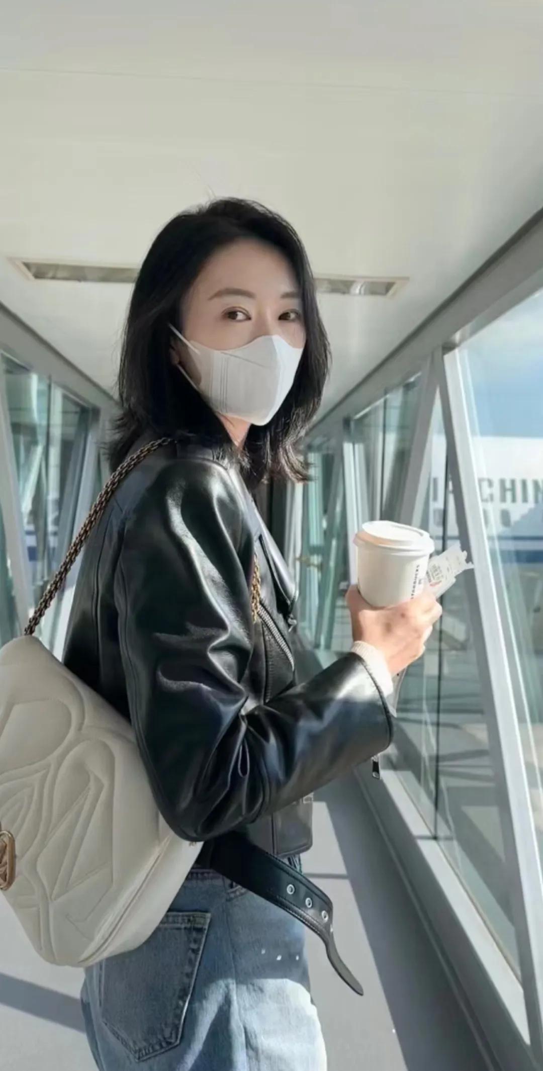 童瑶独自一人现身上海机场，身着黑色机车皮衣搭牛仔裤，看着十分低调，虽然戴着口罩，