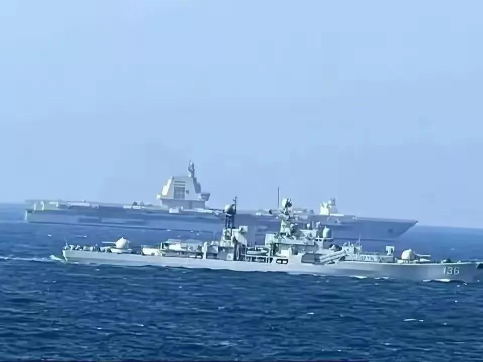 当年的“航母杀手”现代级导弹驱逐舰，现在变成航母的“带刀侍卫”，这一角色转换的背