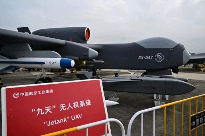 中国🇨🇳九天无人机自带“空中航母”属性，机腹的“异构蜂巢任务舱”能一次性释放