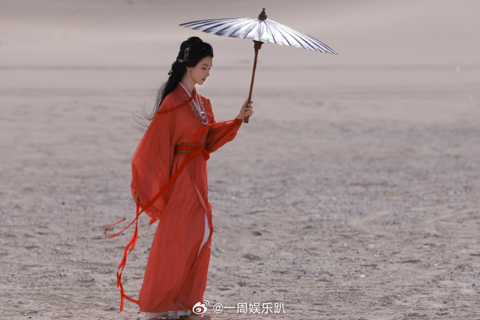 陈都灵红衣撑油纸伞陈都灵大漠撑伞神图 风波散尽，山河归宁，陈都灵红衣油纸伞立于落