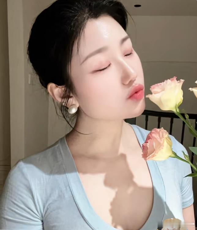 洋洋高锐·最美、红颜◎谁……这么美丽来时云衣去时迷心◎谁……一帘幽梦柠檬纤手醉入
