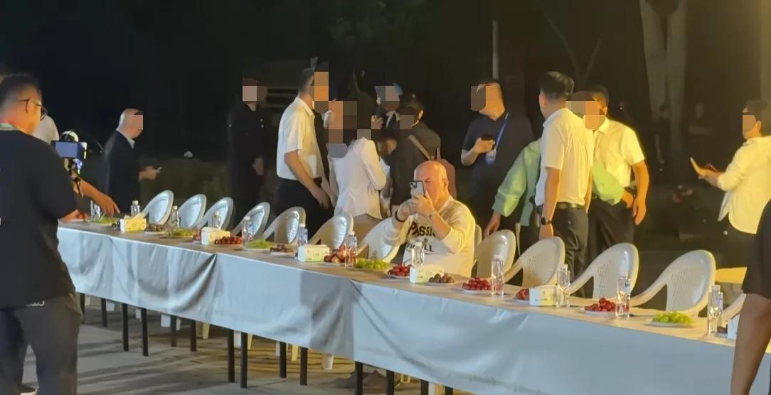 入乡随俗！
赛考斯在殷玉珍林场的晚宴上，也是举着手机这里拍拍，那里拍拍，可能是他