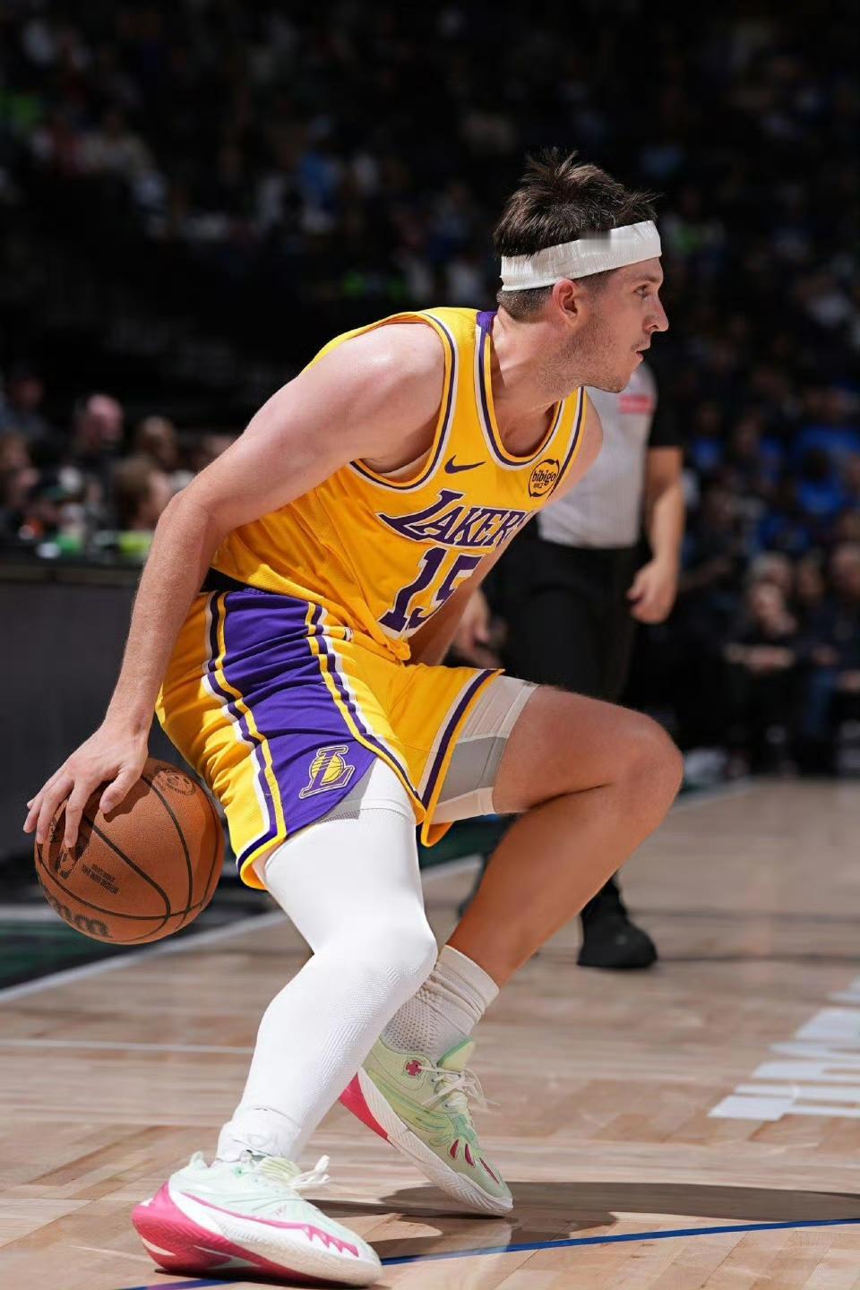 里夫斯本赛季出战负荷极大，场均要打36.9分钟高居联盟第三，总出场时间达775分