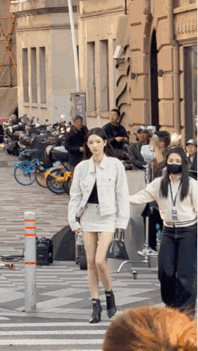 太喜欢看王玉雯穿高跟鞋走路了！身高172、体重45kg的她，简直就是行走的衣架子