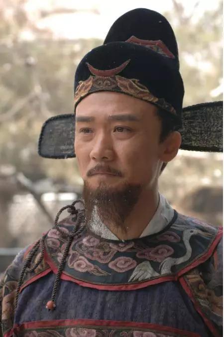 “他52岁才当知县，上任第一天烧掉三筐旧案卷——海瑞：大明最刚‘职场清道夫’，不