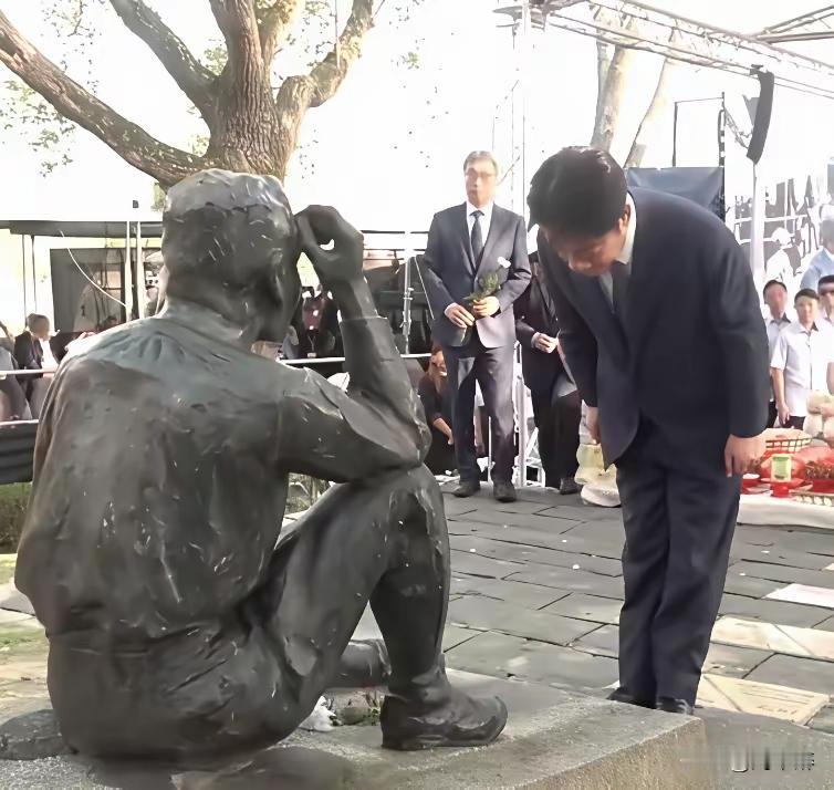 赖德清背叛民族，跪舔日寇，数典忘祖！

赖德清跪拜日本殖民者八田与一，居然称其为