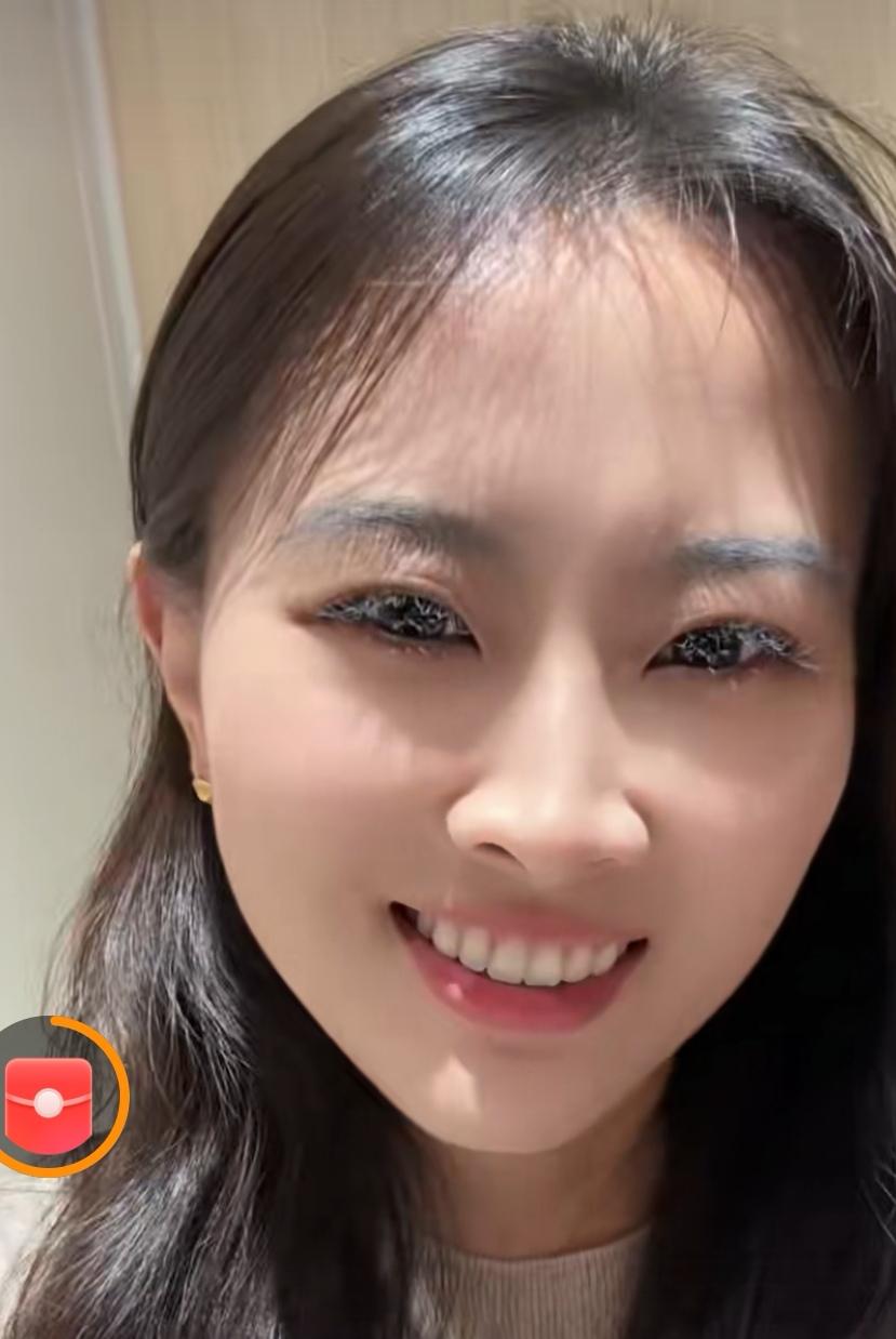 课堂是教书育人的重要场所，老师肩负着传授知识、引导学生的责任，上课时应全身心投入