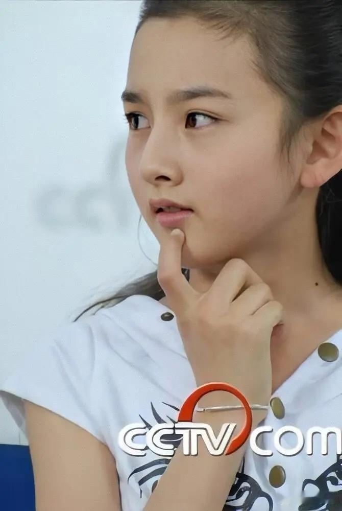 宋祖儿从小就有明星相，这还不是美女吗？？ 