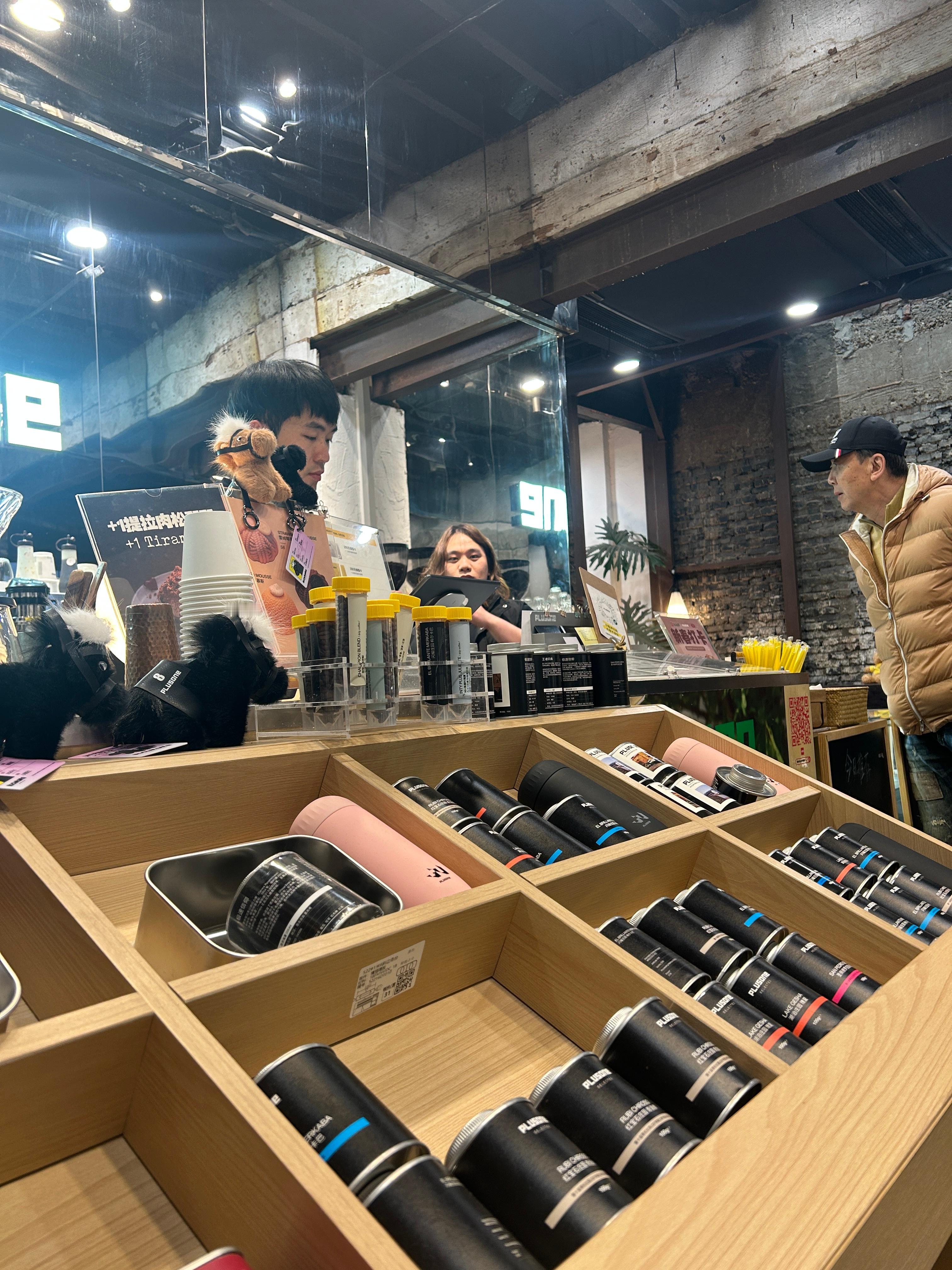 跟华东老师出差有个巨大好处，就是他在酒店根本闲不住，一定会找知名咖啡店打卡，而我