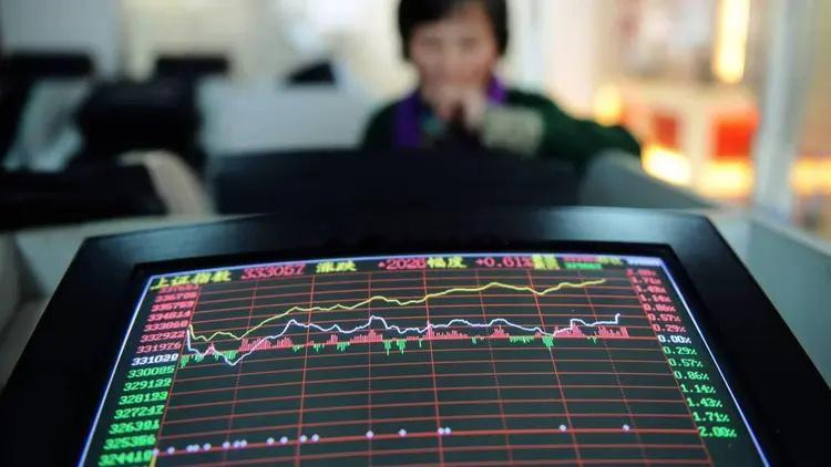 一觉醒来，A股又在休市，眼看着海外上涨又要“错过”了。昨夜黄金、中概股全线走高，