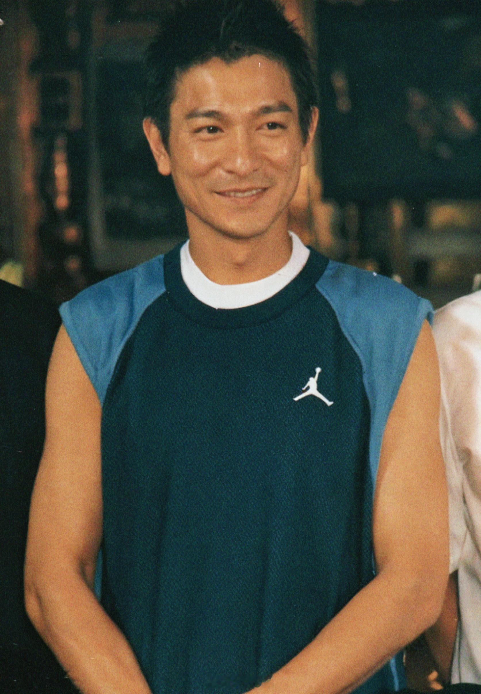 刘德华搭乘花絮去幕后 篮球飞人🏀，运动型男“刘健明”——【无间道】当年开镜拜神