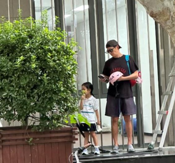 在上海街头晃过一辆自行车，骑车的竟是48岁的演员王阳。他正赶着去接女儿放学，小姑