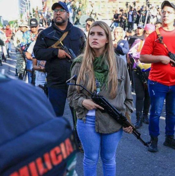 委内瑞拉民众正拿起武器走上街头，表达加入委内瑞拉军队、抵抗美国任何侵略行为的意愿