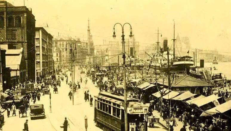 早高峰的淮海路上,有人得挤26路像打副本,有人一边吐槽一边怀旧,毕竟不少年长的沪