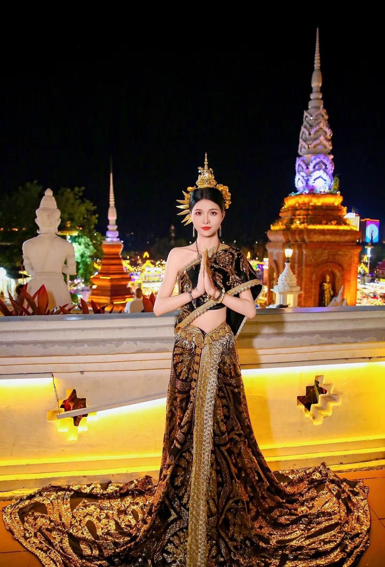 不做温婉，只做执掌风华的傣王妃西双版纳星光夜市旅拍 黑金傣族王妃 傣装写真