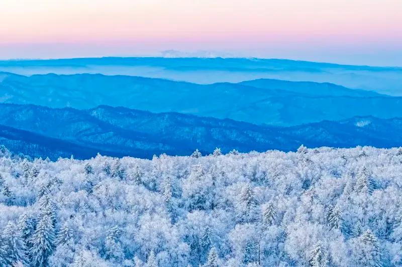 冬雪除尘铺吉路、
千变万化汇成海、
祥云追月夜雨下、
春风得意画远方、
弯弯崎岖