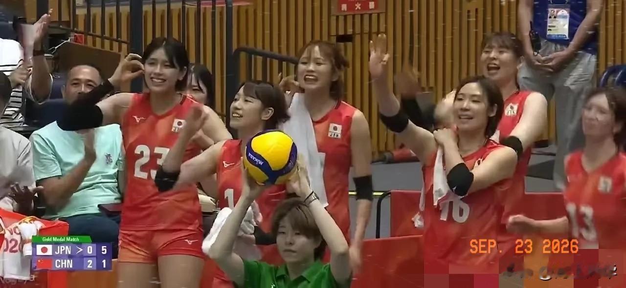 日本女排尴尬了
第三局10:2领先中国女排，日本场上球员、主教练以及替补席又蹦又