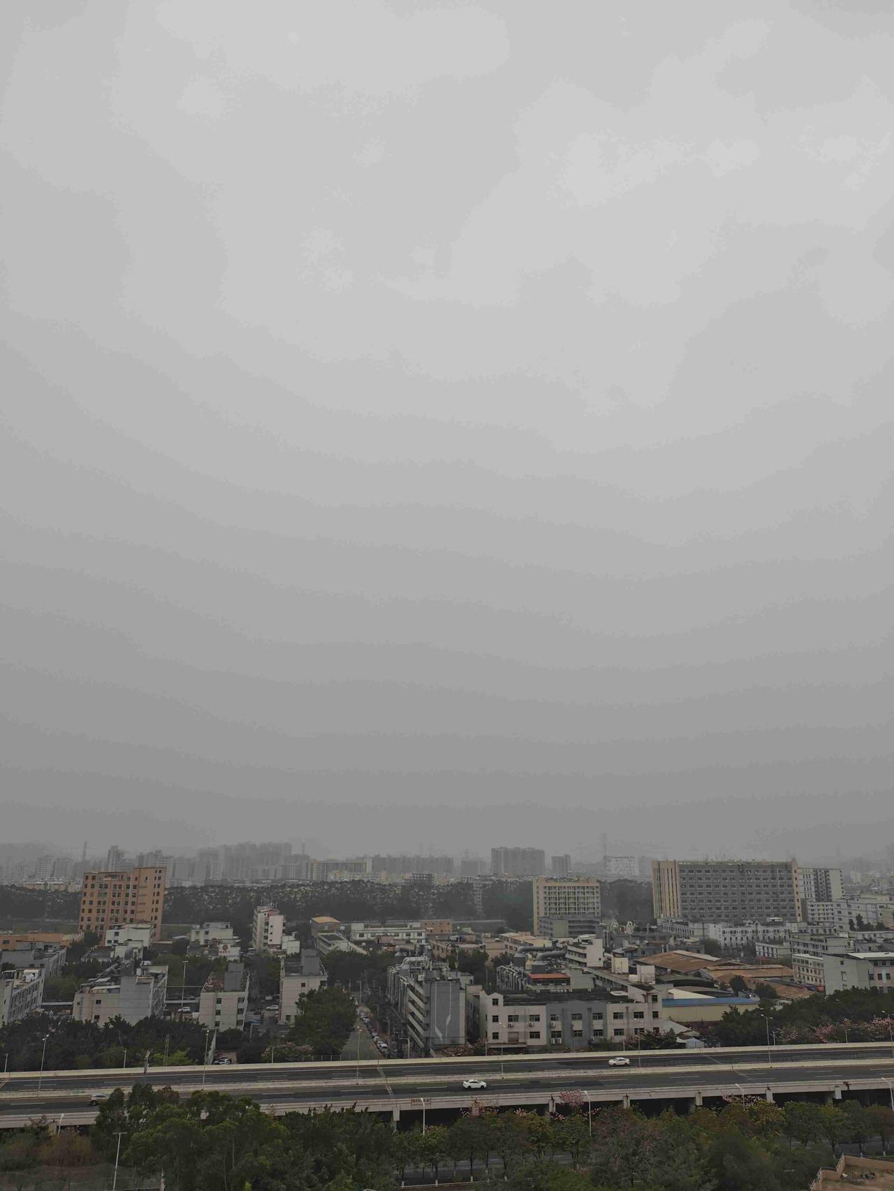 我的今日状态：😁轻松愉快
我这里的天气：🌧下雨：深圳今日雾转雷阵雨，气温22