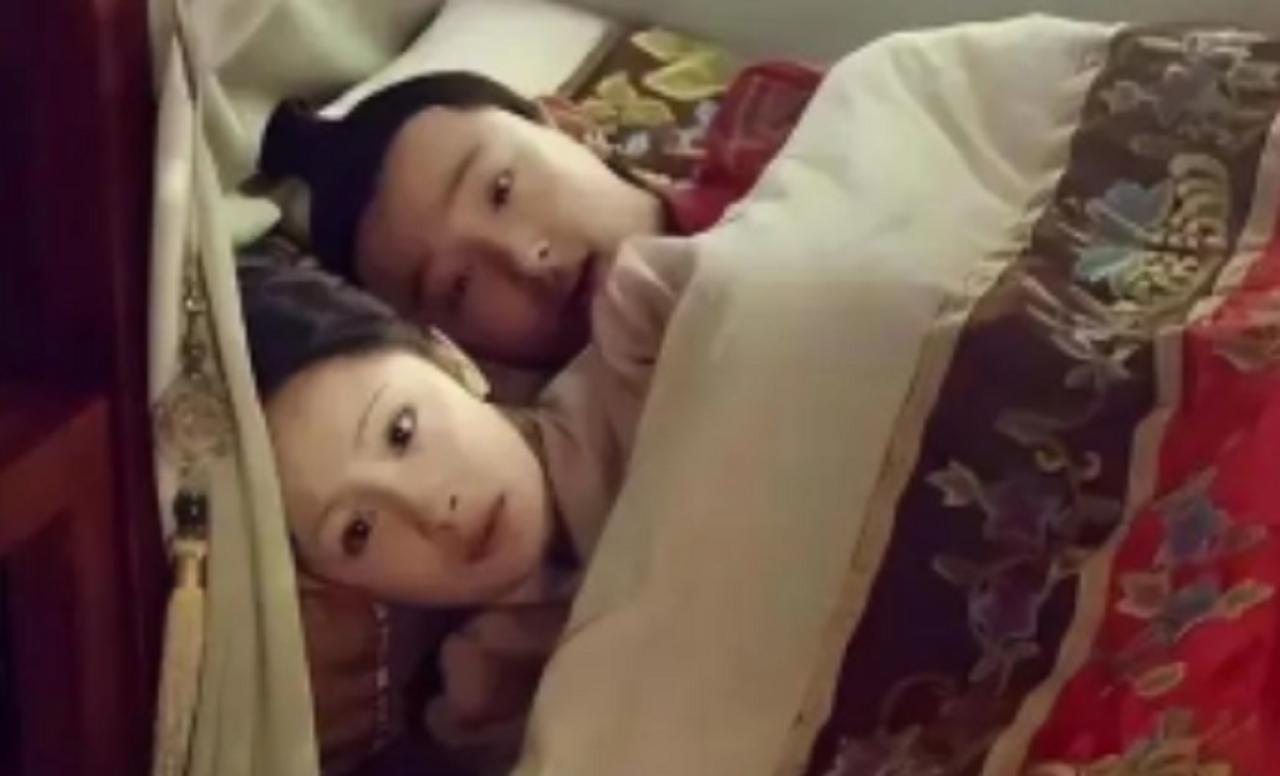 古代夫妻进行房事时，为啥旁边会有个丫在同候，难道他们不尴尬吗?真实原因是令人“又