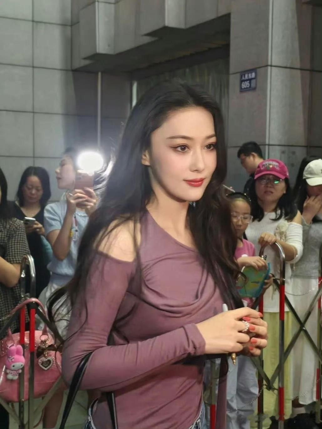 哇塞，张馨予是真人版“长发公主”吧！
粉丝近距离拍张馨予，紫色紧身T恤简直绝了，