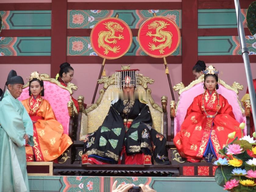 高丽太祖王建为了稳固政权，搞了个“和亲政策”，把全朝鲜半岛有势力的豪强闺女全娶回