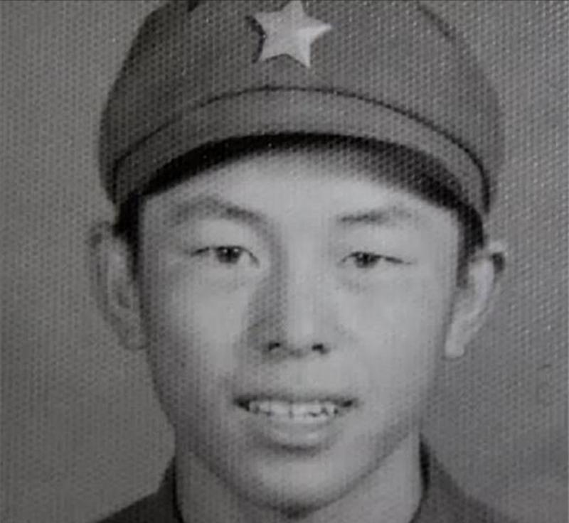 "别让我娘知道我死得这么惨。

"1987年的老山前线，20岁的马占福倒在167