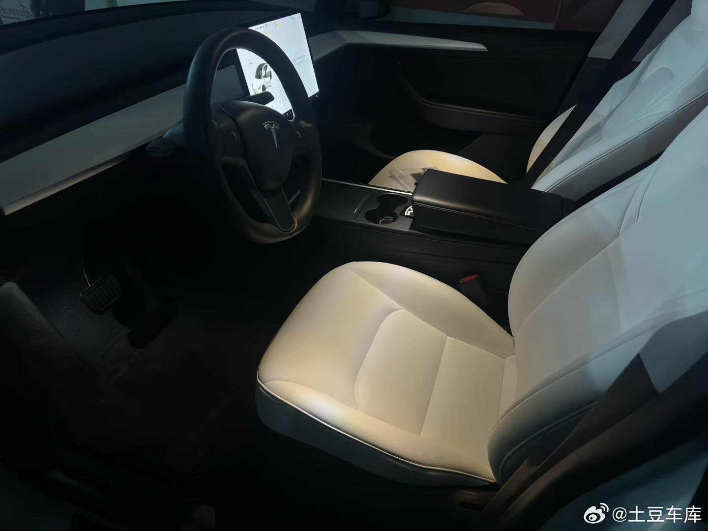 最新拿下2021年特斯拉ModelY 长续个人一手 白外白内大轮毂 加配2400